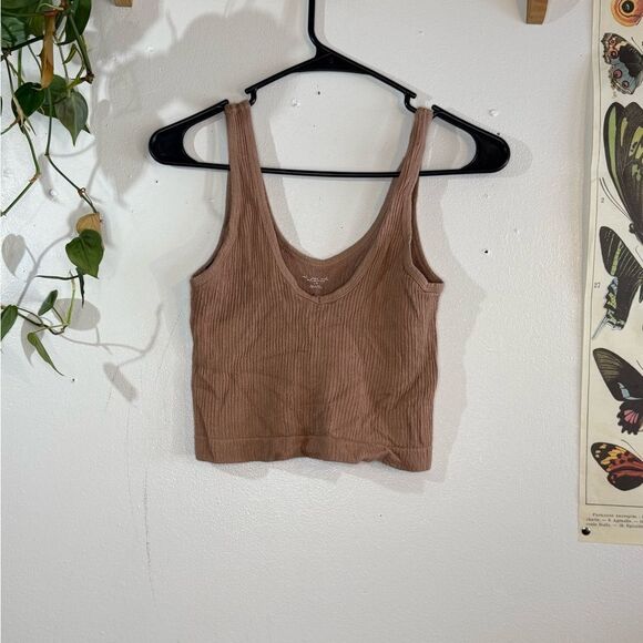 Out from under ribbed cropped tank top - Picture 1 of 3